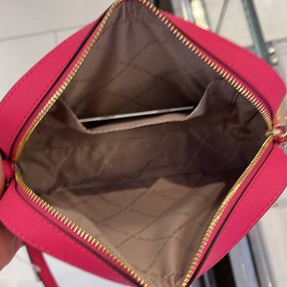 MICHAEL KORS
Jet Set Large EW Zip Chain XBody Saffiano Leather Crossbody Bag
NWT - Picture 4 of 16